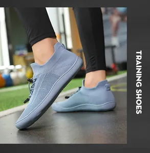 Vista dettagliata di scarpe da ginnastica in maglia blu traspirante con punta molto larga.