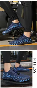 Nahaufnahme der marineblauen, rutschfesten Barfuß-Wasserschuhe für Outdoor-Fitness und Schwimmen.