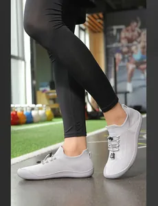 Dettaglio scarpe barefoot leggere in fly-knit a punta larga con sistema di lacci rapidi.