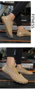Detailansicht atmungsaktiver khakifarbener Barfuß-Fitnessschuhe auf einem Laufband