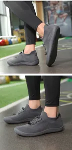 Dettaglio di scarpe da camminata grigie in fly-knit traspirante con punta larga e suola morbida