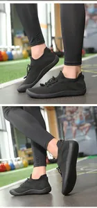 Dettaglio scarpe a calzino nere in maglia con punta larga e suola in gomma flessibile