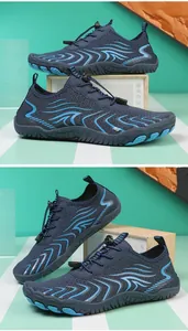 Detailansicht blauer Outdoor-Wasserschuhe mit Wellenmuster und Kordelzugverschluss.