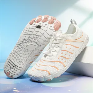 Weiße Fünf-Finger-Barfuß-Wasserschuhe mit orangen Mustern zum Wandern und Schwimmen