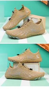 Detailansicht der khakifarbenen Wasserschuhe mit atmungsaktivem Mesh und rutschfester Sohle.
