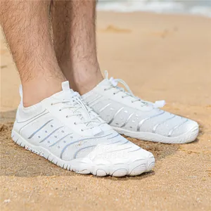 Weiße Zehenschuhe für Strand und Fitness mit atmungsaktivem Mesh-Gewebe und Schnellverschluss