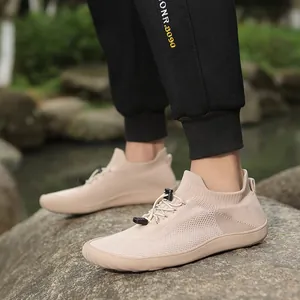 Scarpe da camminata a piedi nudi beige in fly-knit con punta larga e suola morbida e leggera