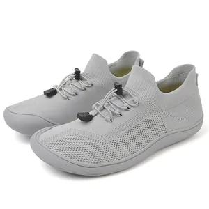 Scarpe a piedi nudi grigie in tessuto fly-knit con punta larga e lacci