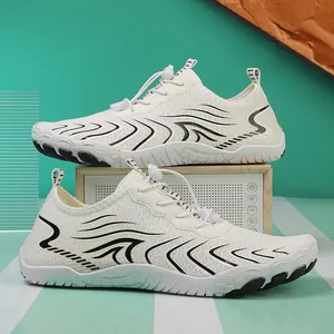 Atmungsaktive weiße Wasserschuhe mit rutschfester Sohle für Trekking und Strand