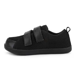 Vista laterale dettagliata di scarpe sportive per bambini nere traspiranti con velcro
