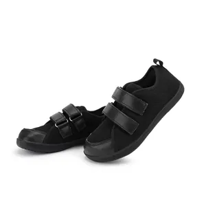 Vista dettagliata di scarpe da ginnastica traspiranti nere per bambini con velcro