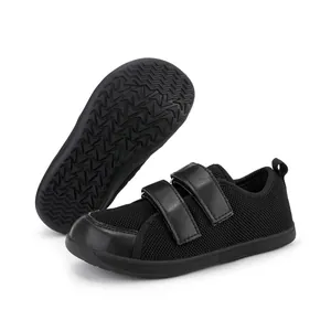 Dettaglio delle scarpe sportive traspiranti per bambini con suola antiscivolo e chiusura velcro