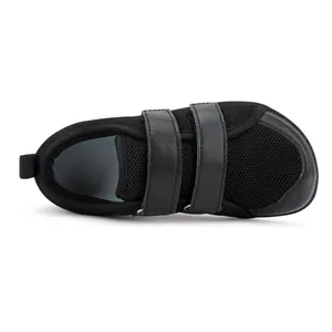 Vista dall'alto di scarpe sportive traspiranti nere per bambini con velcro