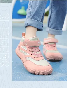 Close-up detail van de roze en beige outdoor wandelschoenen voor kinderen op baan