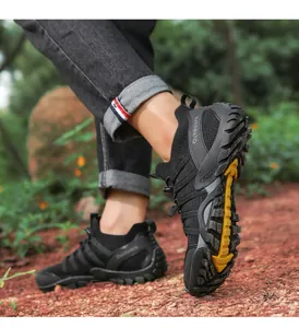 Gros plan de chaussures de wading antidérapantes noires et jaunes pour la pêche
