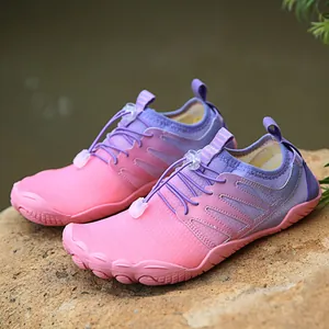 Zapatos de agua de secado rápido con degradado rosa y morado para natación y playa