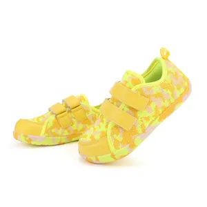 Dettaglio di scarpe gialle mimetiche per bambini con mesh e chiusura a strappo