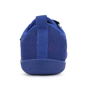 Vista dettagliata del tallone di una scarpa sportiva blu traspirante per bambini in mesh