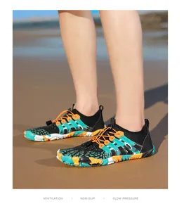 Scarpe da scoglio ad asciugatura rapida sulla spiaggia con motivo mimetico colorato
