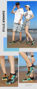 Dettaglio ravvicinato di scarpe da scoglio colorate ad asciugatura rapida sulla spiaggia