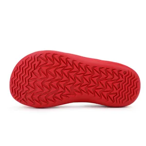 Suola in gomma rossa antiscivolo per scarpe sportive a piedi nudi per bambini.