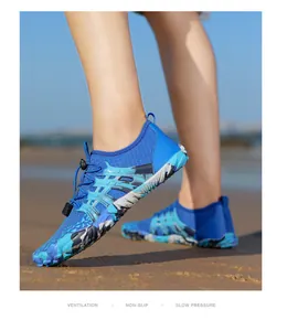 Primo piano di scarpe da scoglio blu traspiranti sulla spiaggia