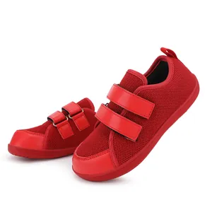 Vista laterale di sneaker rosse per bambini con rete traspirante e chiusure a velcro