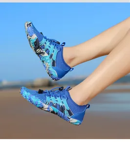 Scarpe da scoglio mimetico blu ad asciugatura rapida su sfondo spiaggia assolata