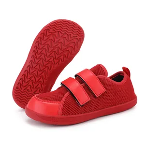 Dettaglio scarpa sportiva rossa traspirante per bambini con suola in gomma antiscivolo