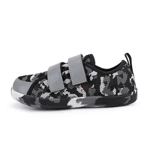 Vista laterale dettagliata di sneaker mimetiche per bambini con cinturini grigi