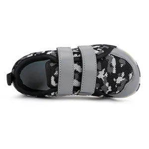Vista dall'alto di scarpe sportive mimetiche per bambini con doppia chiusura a strappo
