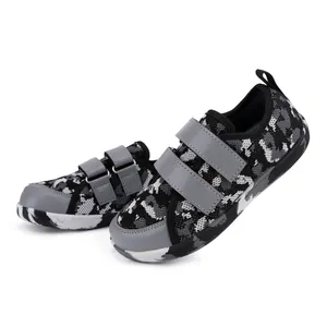 Dettaglio di scarpe sportive mimetiche per bambini con rete traspirante e velcro