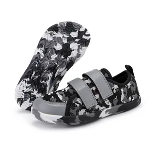 Dettagli di scarpe sportive per bambini con maglia traspirante e punta larga.