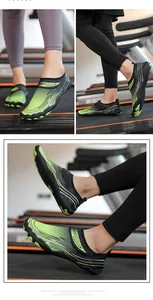 Primo piano di scarpe acquatiche a cinque dita verde sfumato su un tapis roulant