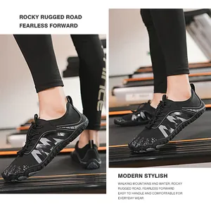 Primo piano di scarpe da acqua a piedi nudi nere traspiranti su un tapis roulant.