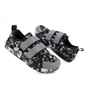 Dettaglio scarpe sportive camouflage per bambini con doppie chiusure a velcro e punta larga.