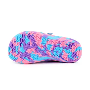 Vista dettagliata della suola a zigzag antiscivolo colorata per scarpe sportive da bambino
