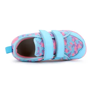 Vista dall'alto di scarpe da ginnastica per bambini con cinturini in velcro blu
