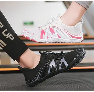 Paio di scarpe da acqua minimaliste professionali in nero e bianco con accenti rosa.