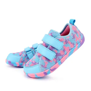 Dettaglio scarpe sportive per bambini in mesh traspirante con motivo mimetico
