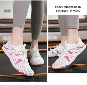 Primo piano di scarpe da scoglio bianche e rosa su un tapis roulant con testo promo.