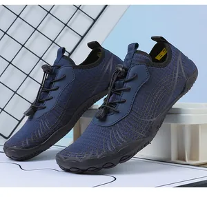 Vista laterale di scarpe da scoglio blu navy ad asciugatura rapida con suola in gomma