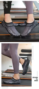 Dettaglio di scarpe da acqua in rete grigia per l'allenamento sul tapis roulant in palestra