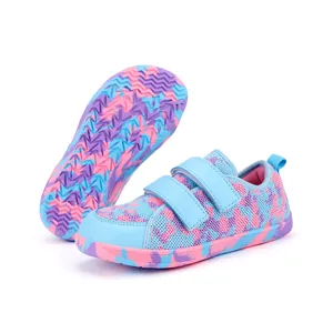 Dettaglio delle sneakers mimetiche traspiranti per bambini con cinghie a strappo
