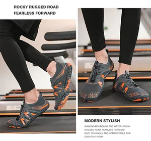 Scarpe da corsa minimaliste a piedi nudi in grigio e arancione sul tapis roulant.