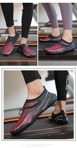 Dettaglio di scarpe acquatiche rosse e nere ad asciugatura rapida per fitness