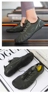Dettagli delle scarpe da acqua a rapida asciugatura verde oliva con suola in gomma flessibile.