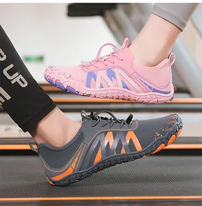 Vista dettagliata delle scarpe da acqua minimaliste rosa e grigie su un tapis roulant