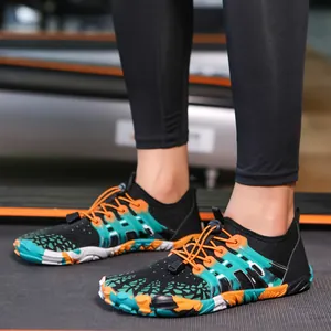 Vista dettagliata di scarpe acquatiche ad asciugatura rapida con lacci elastici arancioni