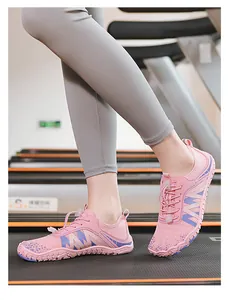Dettaglio scarpe a piedi nudi rosa su tapis roulant per la corsa